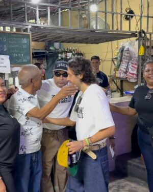 Paula Bevilacqua Instagram - Así pasamos una tarde noche fabulosa donde no solo personas del medio disfrutamos de la cercanía y de la humildad de estos dos hermanos que son bandera de Venezuela en el mundo. 🌍
El viernes pude volver a revivir mis fibras de fan “Enamorada” total porque si lo soy, lo seré siempre aunque ya tenga años conociéndolos, son parte de una época tan maravillosa de mi vida y de la de muchas que como yo siguen los pasos de su música 🎵
Son orgullo de una generación y siguen conquistando otras generaciones, aplausos 👏 por este evento que espero que se repita muchas veces.
Sigan siendo sinónimo de inspiración y humildad, los quiero !
@servandoprimera
@florentinoprimera
Demás está decir que me lo disfrute demasiado como cuando tenía 16 😝
Gracias @oswaldopontejr eres lo más 🫶
#fanenamorada #vzla