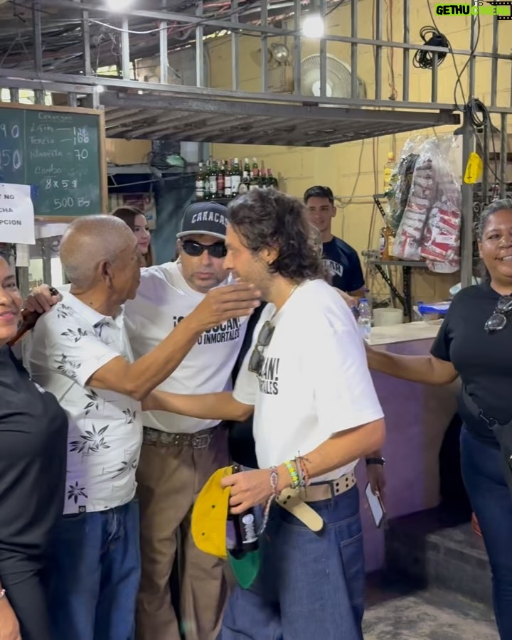 Paula Bevilacqua - 13.8K Likes - Así pasamos una tarde noche fabulosa donde no solo personas del medio disfrutamos de la cercanía y de la humildad de estos dos hermanos que son bandera de Venezuela en el mundo. 🌍 

El viernes pude volver a revivir mis fibras de fan “Enamorada” total porque si lo soy, lo seré siempre aunque ya tenga años conociéndolos, son parte de una época tan maravillosa de mi vida y de la de muchas que como yo siguen los pasos de su música 🎵 

Son orgullo de una generación y siguen conquistando otras generaciones, aplausos 👏 por este evento que espero que se repita muchas veces. 

Sigan siendo sinónimo de inspiración y humildad, los quiero ! 

@servandoprimera 
@florentinoprimera 

Demás está decir que me lo disfrute demasiado como cuando tenía 16 😝 

Gracias @oswaldopontejr eres lo más 🫶

#fanenamorada #vzla