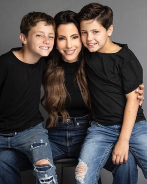 Paula Bevilacqua Instagram - El regalo más grande y hermoso son ustedes mis príncipes, la vida me premió !
Nadie dijo que sería fácil pero el camino es largo y aún tenemos mucho por hacer, muchas risas, cuentos, no quiero ser la mamá perfecta quiero ser la mamá que recuerden con una sonrisa .
Gracias @guillefelizola eres parte de nuestra familia con tus fotos logras congelar el tiempo ⏱️
Maquillaje @alvaro_mua
Cabello @johanhair_
#madres #díadelasmadres