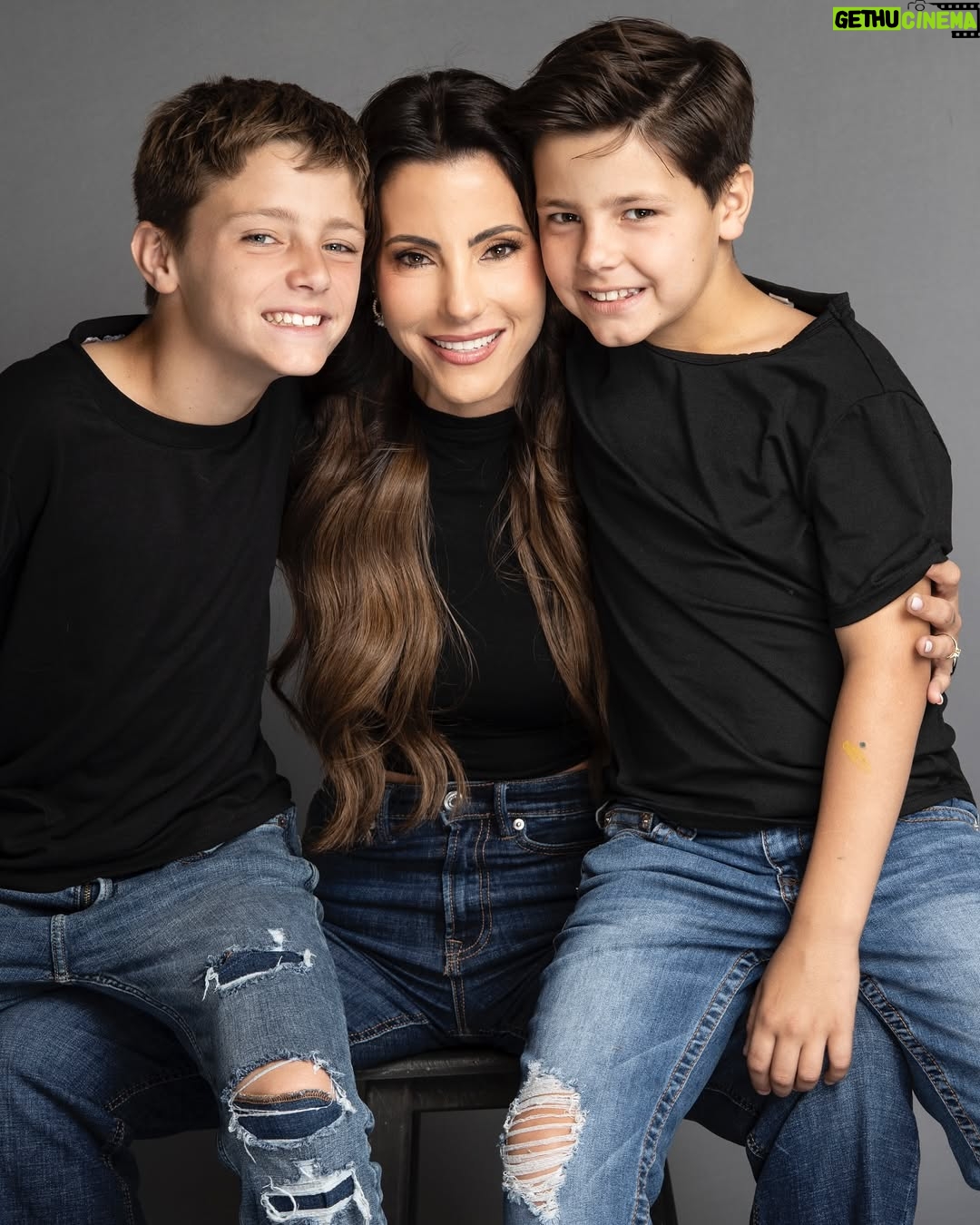 Paula Bevilacqua - 20.7K Likes - El regalo más grande y hermoso son ustedes mis príncipes, la vida me premió ! 

Nadie dijo que sería fácil pero el camino es largo y aún tenemos mucho por hacer, muchas risas, cuentos, no quiero ser la mamá perfecta quiero ser la mamá que recuerden con una sonrisa . 

Gracias @guillefelizola eres parte de nuestra familia con tus fotos logras congelar el tiempo ⏱️ 
Maquillaje @alvaro_mua 
Cabello @johanhair_ 

#madres #díadelasmadres