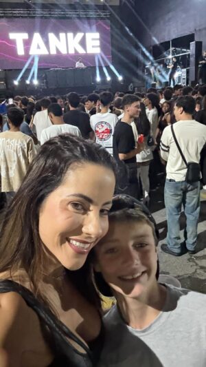 Paula Bevilacqua Instagram - Cualquier parecido a la realidad es pura coincidencia, “ No crean que yo sería capaz de caerle a martillazos al aparato “ 😤
#humor #risas #vacaciones