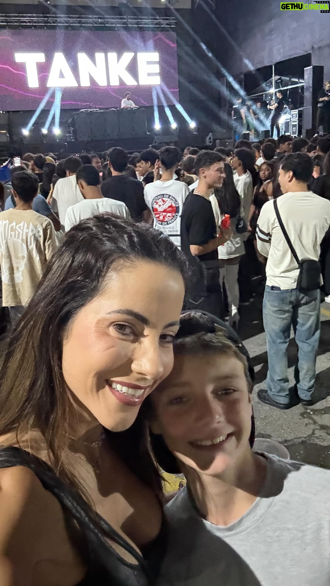 Paula Bevilacqua - 14K Likes - Cualquier parecido a la realidad es pura coincidencia, “ No crean que yo sería capaz de caerle a martillazos al aparato “ 😤

#humor #risas #vacaciones