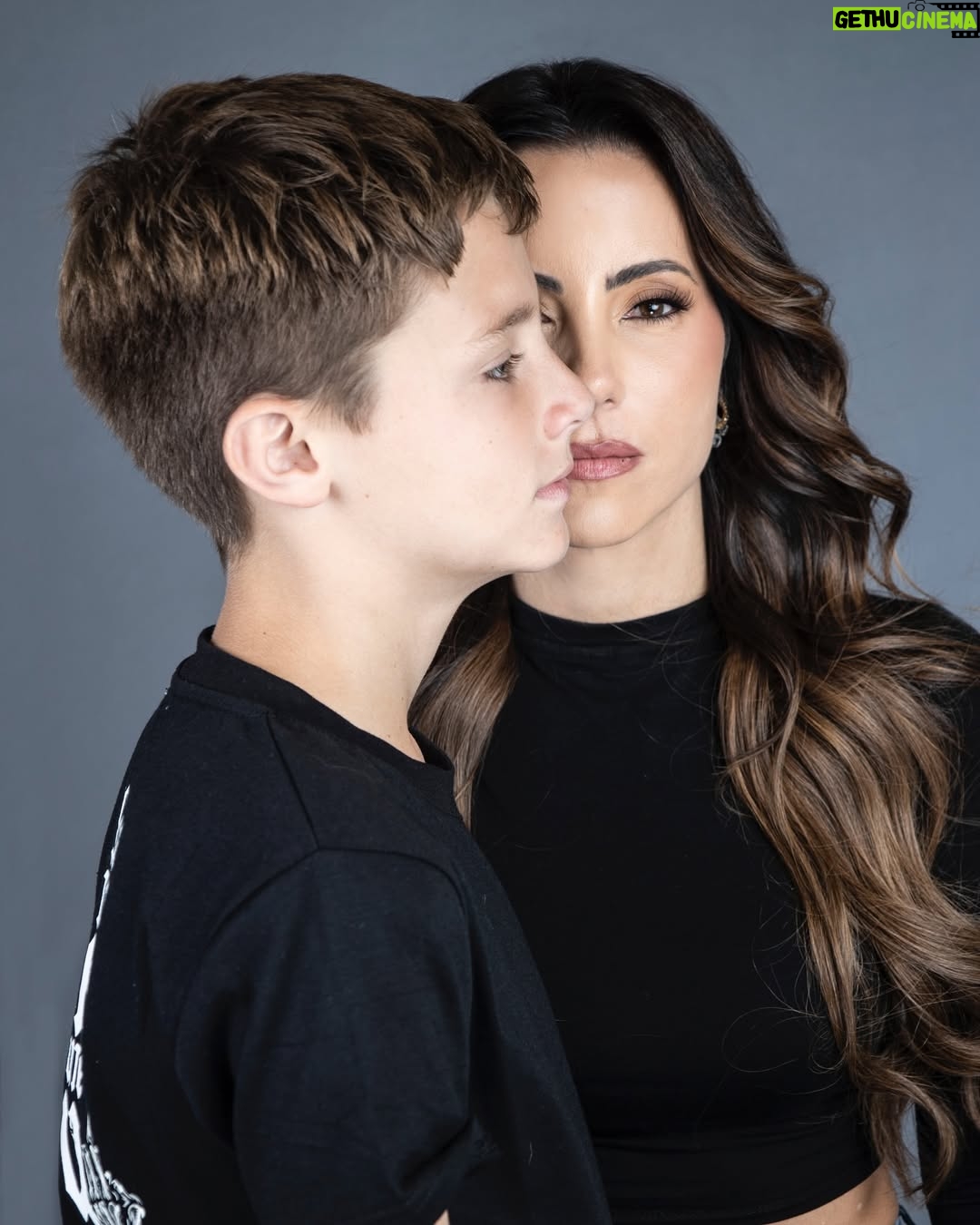 Paula Bevilacqua - 20.7K Likes - El regalo más grande y hermoso son ustedes mis príncipes, la vida me premió ! 

Nadie dijo que sería fácil pero el camino es largo y aún tenemos mucho por hacer, muchas risas, cuentos, no quiero ser la mamá perfecta quiero ser la mamá que recuerden con una sonrisa . 

Gracias @guillefelizola eres parte de nuestra familia con tus fotos logras congelar el tiempo ⏱️ 
Maquillaje @alvaro_mua 
Cabello @johanhair_ 

#madres #díadelasmadres