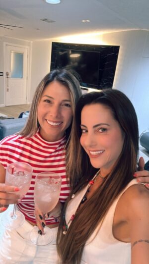 Paula Bevilacqua Instagram - Pues si aquí en este caso debo confesar que somos ambas, cuando una quiere la otra también !
Siempre apoyándonos ! @vaneteran
#humor #amigas #risas