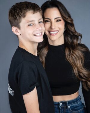 Paula Bevilacqua Instagram - El regalo más grande y hermoso son ustedes mis príncipes, la vida me premió !
Nadie dijo que sería fácil pero el camino es largo y aún tenemos mucho por hacer, muchas risas, cuentos, no quiero ser la mamá perfecta quiero ser la mamá que recuerden con una sonrisa .
Gracias @guillefelizola eres parte de nuestra familia con tus fotos logras congelar el tiempo ⏱️
Maquillaje @alvaro_mua
Cabello @johanhair_
#madres #díadelasmadres