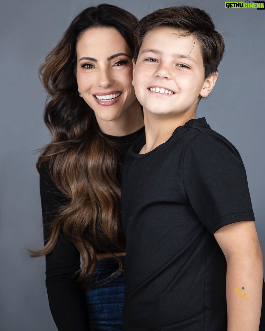 Paula Bevilacqua - 20.7K Likes - El regalo más grande y hermoso son ustedes mis príncipes, la vida me premió ! 

Nadie dijo que sería fácil pero el camino es largo y aún tenemos mucho por hacer, muchas risas, cuentos, no quiero ser la mamá perfecta quiero ser la mamá que recuerden con una sonrisa . 

Gracias @guillefelizola eres parte de nuestra familia con tus fotos logras congelar el tiempo ⏱️ 
Maquillaje @alvaro_mua 
Cabello @johanhair_ 

#madres #díadelasmadres