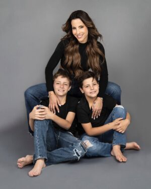 Paula Bevilacqua Instagram - El regalo más grande y hermoso son ustedes mis príncipes, la vida me premió !
Nadie dijo que sería fácil pero el camino es largo y aún tenemos mucho por hacer, muchas risas, cuentos, no quiero ser la mamá perfecta quiero ser la mamá que recuerden con una sonrisa .
Gracias @guillefelizola eres parte de nuestra familia con tus fotos logras congelar el tiempo ⏱️
Maquillaje @alvaro_mua
Cabello @johanhair_
#madres #díadelasmadres