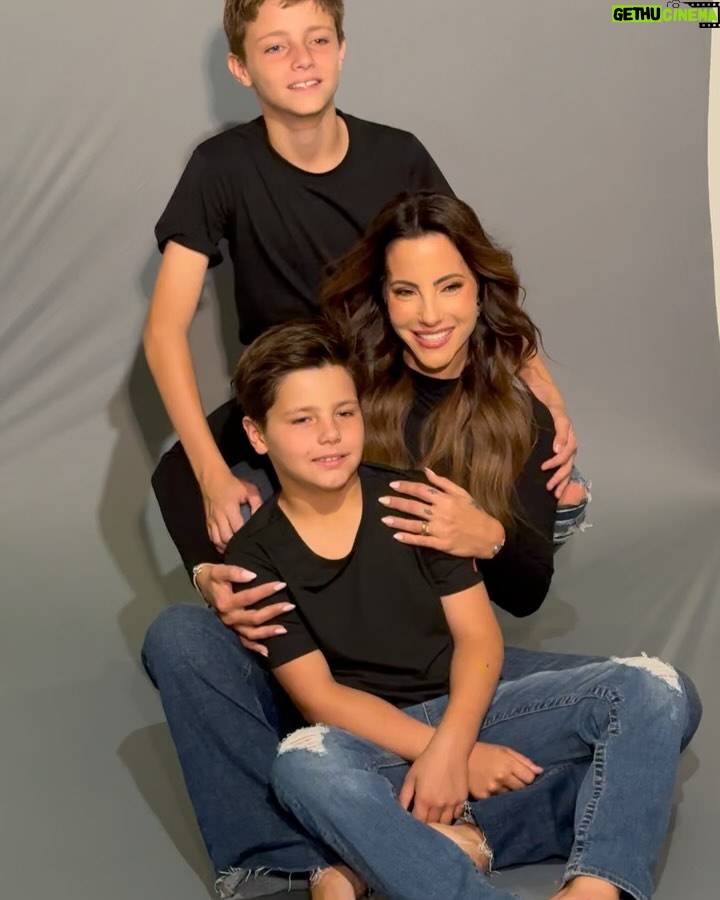 Paula Bevilacqua - 20.7K Likes - El regalo más grande y hermoso son ustedes mis príncipes, la vida me premió ! 

Nadie dijo que sería fácil pero el camino es largo y aún tenemos mucho por hacer, muchas risas, cuentos, no quiero ser la mamá perfecta quiero ser la mamá que recuerden con una sonrisa . 

Gracias @guillefelizola eres parte de nuestra familia con tus fotos logras congelar el tiempo ⏱️ 
Maquillaje @alvaro_mua 
Cabello @johanhair_ 

#madres #díadelasmadres