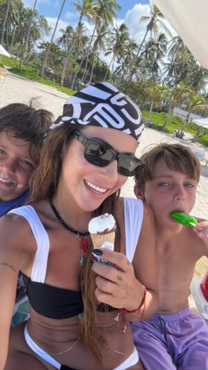 Paula Bevilacqua Instagram - Había visto este reto, decidimos hacerlo !
Ustedes quien pensaban que ganaría ?
Cristóbal hace la sentadilla muy mal 😂😂😂
#reto #mamá #hijos