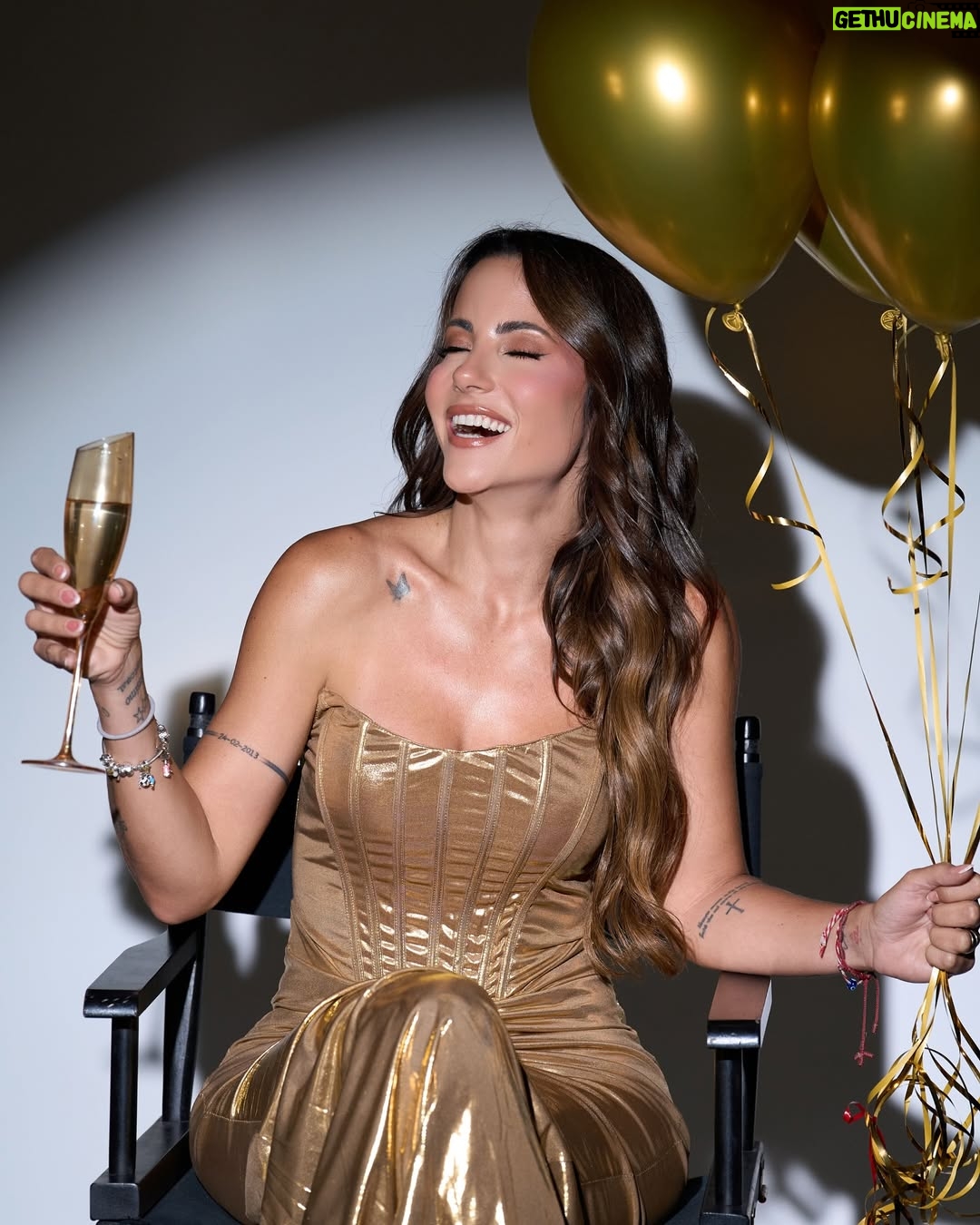 Paula Bevilacqua - 29.2K Likes - Hoy no me queda más que dar gracias, gracias por la vida maravillosa que tengo. Gracias por mi esposo, mis hijos esta familia hermosa  que Dios me dio la oportunidad de construir. 

Hoy una persona muy muy especial me dijo que me veía en el mejor momento de mi vida y si eso es totalmente cierto estoy en el mejor momento con la gente que me hace inmensamente feliz ! 

Gracias por tanto @lander_cris mis príncipes @cristoballander5 y @massimo.lander 

Los amo, gracias a todos quienes se tomaron el tiempo de escribirme de desearme un feliz cumple de decirme que soy un ejemplo, la verdad no sé si soy un ejemplo lo que sí sé es que hago todo con amor y con pasión como si fuera la única vez que lo puedo hacer o que lo puedo intentar. 

Fotos @francisfphoto_ 
MUA @alvaro_mua 
Estilismo @johanhair_ 
Torta @yolandacakefactory

#cumple #vida #felicidad