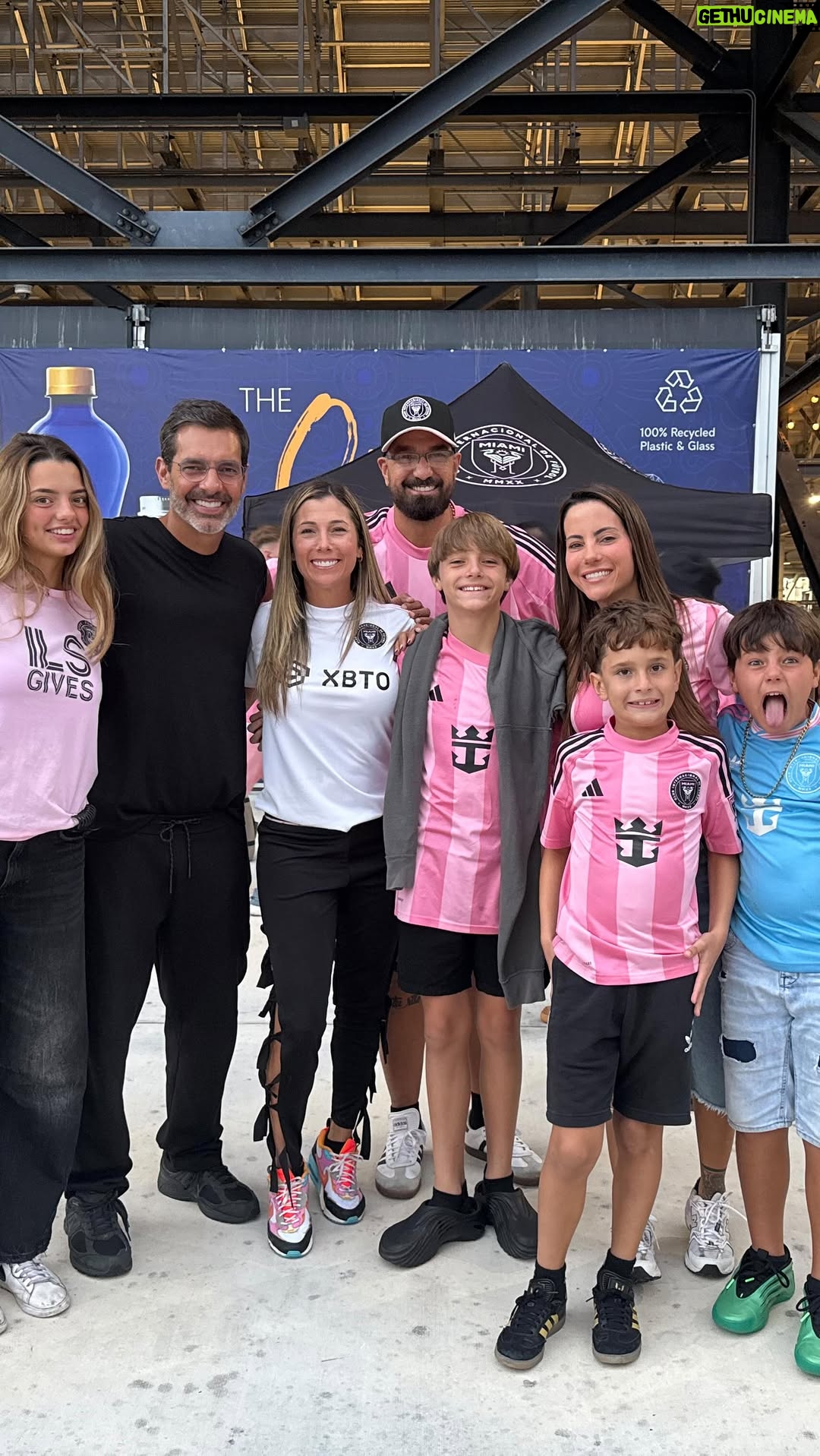 Paula Bevilacqua - 28.5K Likes - Los días con amigos siempre serán una recarga de energía perfecta, amigos que son familia y que al pasar del tiempo aunque no vivamos en el mismo país cuando nos vemos se paraliza el tiempo. 

Disfrutamos al máximo, los amamos con locura !

@lander_cris @erasmoprovenza @vaneteran @orianalanderr @massimo.lander @cristoballander5 

#fútbol #intermiami