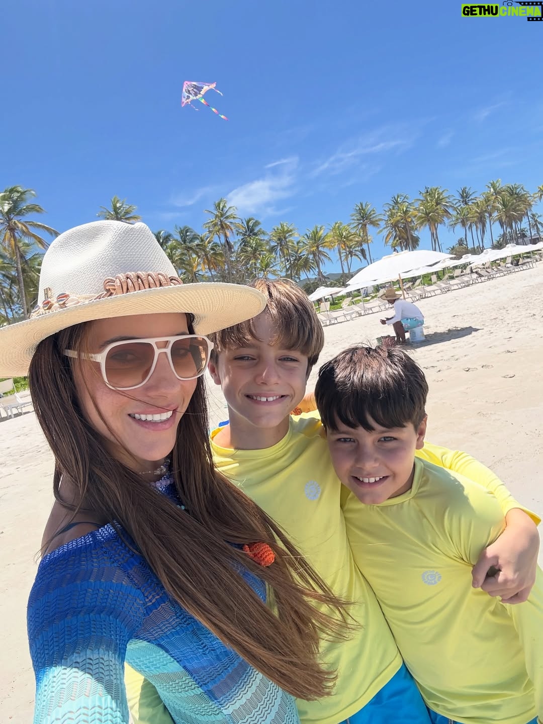 Paula Bevilacqua - 10.4K Likes - Venir a la isla 🏝️ es mágico pero llegar a @miragua lo hace más especial. Desde que llegas es increíble, rico pasar unos días los 4 juntos reconectando realmente con lo importante. 

Gracias Dios y gracias Virgen por guiarnos siempre ! 

Gracias @miragua 

PD: tranquilo Cristóbal te trajiste las@dos cholas del mismo pie 🦶 no le decimos a nadie 😂😂 
Lo que pasa en la isla se queda en la isla 🏝️ 

#venezuela #conectar  #familia