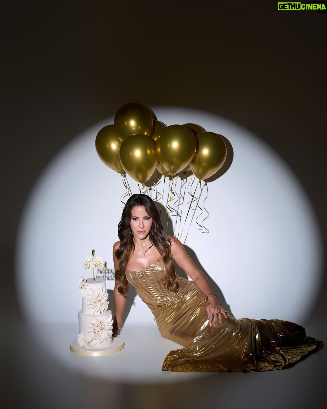 Paula Bevilacqua - 29.2K Likes - Hoy no me queda más que dar gracias, gracias por la vida maravillosa que tengo. Gracias por mi esposo, mis hijos esta familia hermosa  que Dios me dio la oportunidad de construir. 

Hoy una persona muy muy especial me dijo que me veía en el mejor momento de mi vida y si eso es totalmente cierto estoy en el mejor momento con la gente que me hace inmensamente feliz ! 

Gracias por tanto @lander_cris mis príncipes @cristoballander5 y @massimo.lander 

Los amo, gracias a todos quienes se tomaron el tiempo de escribirme de desearme un feliz cumple de decirme que soy un ejemplo, la verdad no sé si soy un ejemplo lo que sí sé es que hago todo con amor y con pasión como si fuera la única vez que lo puedo hacer o que lo puedo intentar. 

Fotos @francisfphoto_ 
MUA @alvaro_mua 
Estilismo @johanhair_ 
Torta @yolandacakefactory

#cumple #vida #felicidad