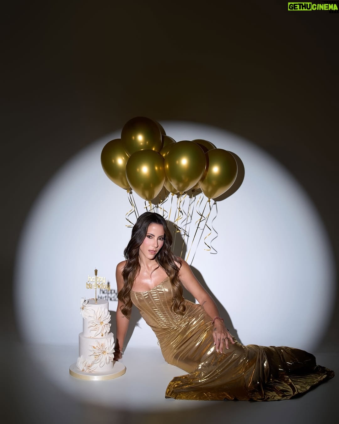 Paula Bevilacqua - 29.2K Likes - Hoy no me queda más que dar gracias, gracias por la vida maravillosa que tengo. Gracias por mi esposo, mis hijos esta familia hermosa  que Dios me dio la oportunidad de construir. 

Hoy una persona muy muy especial me dijo que me veía en el mejor momento de mi vida y si eso es totalmente cierto estoy en el mejor momento con la gente que me hace inmensamente feliz ! 

Gracias por tanto @lander_cris mis príncipes @cristoballander5 y @massimo.lander 

Los amo, gracias a todos quienes se tomaron el tiempo de escribirme de desearme un feliz cumple de decirme que soy un ejemplo, la verdad no sé si soy un ejemplo lo que sí sé es que hago todo con amor y con pasión como si fuera la única vez que lo puedo hacer o que lo puedo intentar. 

Fotos @francisfphoto_ 
MUA @alvaro_mua 
Estilismo @johanhair_ 
Torta @yolandacakefactory

#cumple #vida #felicidad