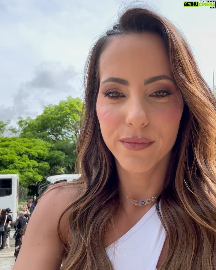 Paula Bevilacqua - 13.8K Likes - Así pasamos una tarde noche fabulosa donde no solo personas del medio disfrutamos de la cercanía y de la humildad de estos dos hermanos que son bandera de Venezuela en el mundo. 🌍 

El viernes pude volver a revivir mis fibras de fan “Enamorada” total porque si lo soy, lo seré siempre aunque ya tenga años conociéndolos, son parte de una época tan maravillosa de mi vida y de la de muchas que como yo siguen los pasos de su música 🎵 

Son orgullo de una generación y siguen conquistando otras generaciones, aplausos 👏 por este evento que espero que se repita muchas veces. 

Sigan siendo sinónimo de inspiración y humildad, los quiero ! 

@servandoprimera 
@florentinoprimera 

Demás está decir que me lo disfrute demasiado como cuando tenía 16 😝 

Gracias @oswaldopontejr eres lo más 🫶

#fanenamorada #vzla