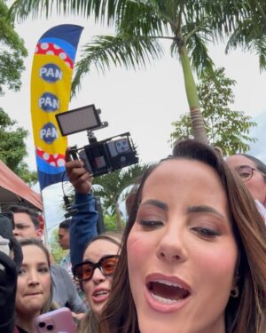 Paula Bevilacqua Instagram - Así pasamos una tarde noche fabulosa donde no solo personas del medio disfrutamos de la cercanía y de la humildad de estos dos hermanos que son bandera de Venezuela en el mundo. 🌍
El viernes pude volver a revivir mis fibras de fan “Enamorada” total porque si lo soy, lo seré siempre aunque ya tenga años conociéndolos, son parte de una época tan maravillosa de mi vida y de la de muchas que como yo siguen los pasos de su música 🎵
Son orgullo de una generación y siguen conquistando otras generaciones, aplausos 👏 por este evento que espero que se repita muchas veces.
Sigan siendo sinónimo de inspiración y humildad, los quiero !
@servandoprimera
@florentinoprimera
Demás está decir que me lo disfrute demasiado como cuando tenía 16 😝
Gracias @oswaldopontejr eres lo más 🫶
#fanenamorada #vzla