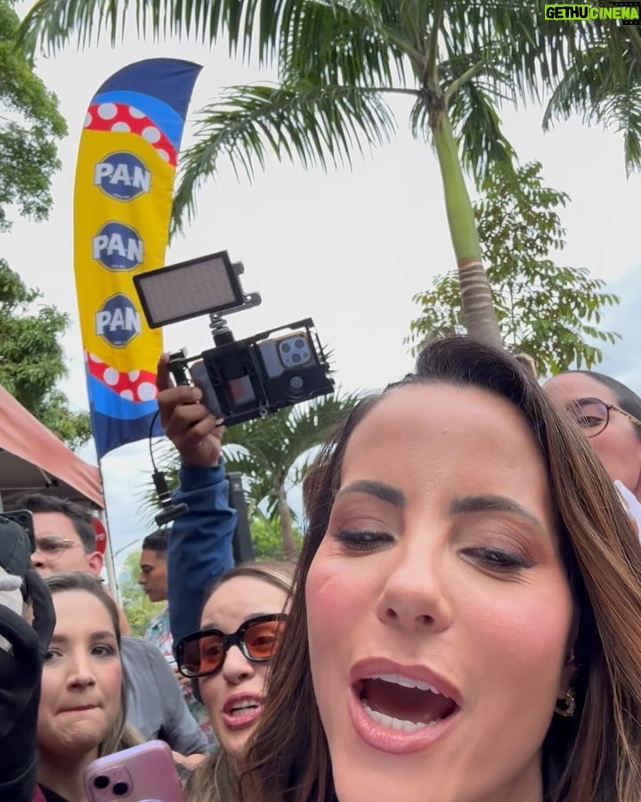 Paula Bevilacqua - 13.8K Likes - Así pasamos una tarde noche fabulosa donde no solo personas del medio disfrutamos de la cercanía y de la humildad de estos dos hermanos que son bandera de Venezuela en el mundo. 🌍 

El viernes pude volver a revivir mis fibras de fan “Enamorada” total porque si lo soy, lo seré siempre aunque ya tenga años conociéndolos, son parte de una época tan maravillosa de mi vida y de la de muchas que como yo siguen los pasos de su música 🎵 

Son orgullo de una generación y siguen conquistando otras generaciones, aplausos 👏 por este evento que espero que se repita muchas veces. 

Sigan siendo sinónimo de inspiración y humildad, los quiero ! 

@servandoprimera 
@florentinoprimera 

Demás está decir que me lo disfrute demasiado como cuando tenía 16 😝 

Gracias @oswaldopontejr eres lo más 🫶

#fanenamorada #vzla