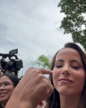 Paula Bevilacqua Instagram - Así pasamos una tarde noche fabulosa donde no solo personas del medio disfrutamos de la cercanía y de la humildad de estos dos hermanos que son bandera de Venezuela en el mundo. 🌍
El viernes pude volver a revivir mis fibras de fan “Enamorada” total porque si lo soy, lo seré siempre aunque ya tenga años conociéndolos, son parte de una época tan maravillosa de mi vida y de la de muchas que como yo siguen los pasos de su música 🎵
Son orgullo de una generación y siguen conquistando otras generaciones, aplausos 👏 por este evento que espero que se repita muchas veces.
Sigan siendo sinónimo de inspiración y humildad, los quiero !
@servandoprimera
@florentinoprimera
Demás está decir que me lo disfrute demasiado como cuando tenía 16 😝
Gracias @oswaldopontejr eres lo más 🫶
#fanenamorada #vzla
