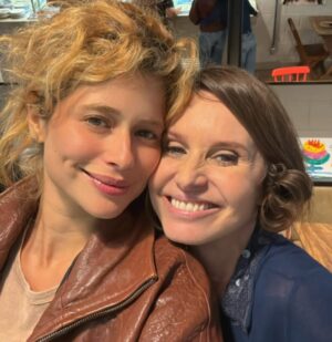 Paula Burlamaqui Instagram - Olha quem eu tive o prazer de encontrar nos estúdios globo essa deusa @isadoracruz que esta arrasando na série @guerreirosdosolnovela na @globoplay imperdível, virei fã!