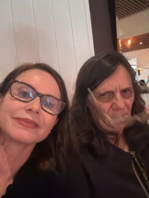 Paula Burlamaqui Instagram - Quem disse que não existe amor em SP? Existe sim, e muito! #amigos queridos!❤️ @paulalavigne @moniquegardenbergoficial @isabelteixeira @caetanoveloso @annapsb @verazimmermann @jorgefarjalla @andrenutrichef @lp.montenegro @anasurani @claudiaodorissio @luramanzini #amigoétudonessavida