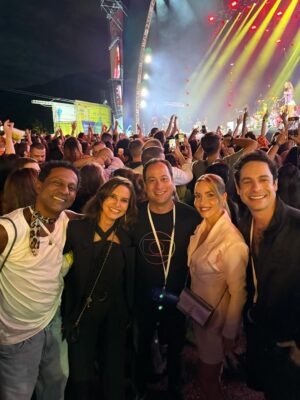 Paula Burlamaqui Instagram - Festa da firma @tvglobo com essa gente que eu amo @jeniffer_nascimento @rainercadete @moniquealfradique @bernardo___portugal @dadado77 @flaviotolezani @luismirandaator @eribertoleao72 @_bettygofman @adrianamattar #100anosdehistória