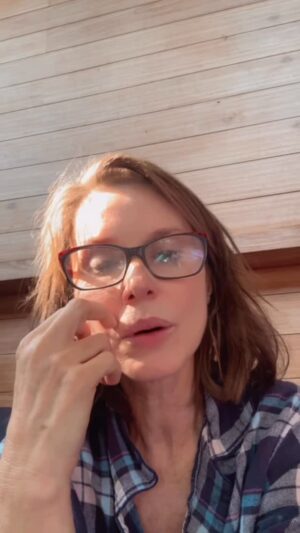 Paula Burlamaqui Instagram - ASSINAR NA BIO @caesresgatadoscanoas pedindo para que o abrigo permaneça aberto.
O Abrigo Palmira Gobbi foi muito mais do que um espaço físico: foi um verdadeiro lar de emergência para mais de 2.200 animais resgatados durante a maior tragédia climática que já enfrentamos em Canoas/ RS. (Em meio ao caos da enchente, esse abrigo surgiu como um refúgio seguro, salvando vidas, acolhendo vítimas e oferecendo dignidade a quem só tinha o medo e a incerteza.)
Graças à dedicação de (muitas mãos e corações) voluntários, centenas de animais foram adotados neste local, encontrando famílias e recomeços. E hoje, apenas 47 cães ainda permanecem abrigados ali - animais que passaram por tanto e que não podem ser condenados a desaparecer entre os mais de 300 cães já alojados em um canil municipal superlotado e fechado à visitação e ao trabalho voluntário.invisíveis aqueles que já foram esquecidos uma vez. É submetê-los novamente ao risco do isolamento, do stress do confinamento e da exclusão de qualquer chance real de adoção. Eles merecem seguir onde estão — em um lugar seguro e acessível ao olhar e ao coração da comunidade.
Pedimos às autoridades sensibilidade e compromisso: reavaliem essa decisão.
Não desfaçam um legado de acolhimento e cuidado. Mantenham o Abrigo Palmira Gobbi aberto até que se encontre uma alternativa verdadeiramente adequada e digna para todos os animais.
Há 11 horas