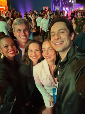 Paula Burlamaqui Instagram - Festa da firma @tvglobo com essa gente que eu amo @jeniffer_nascimento @rainercadete @moniquealfradique @bernardo___portugal @dadado77 @flaviotolezani @luismirandaator @eribertoleao72 @_bettygofman @adrianamattar #100anosdehistória