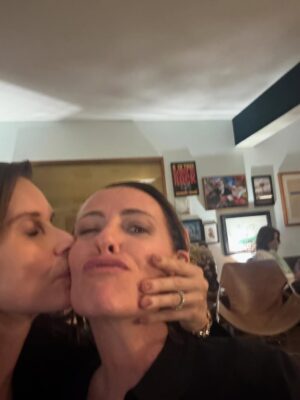 Paula Burlamaqui Instagram - Quem disse que não existe amor em SP? Existe sim, e muito! #amigos queridos!❤️ @paulalavigne @moniquegardenbergoficial @isabelteixeira @caetanoveloso @annapsb @verazimmermann @jorgefarjalla @andrenutrichef @lp.montenegro @anasurani @claudiaodorissio @luramanzini #amigoétudonessavida