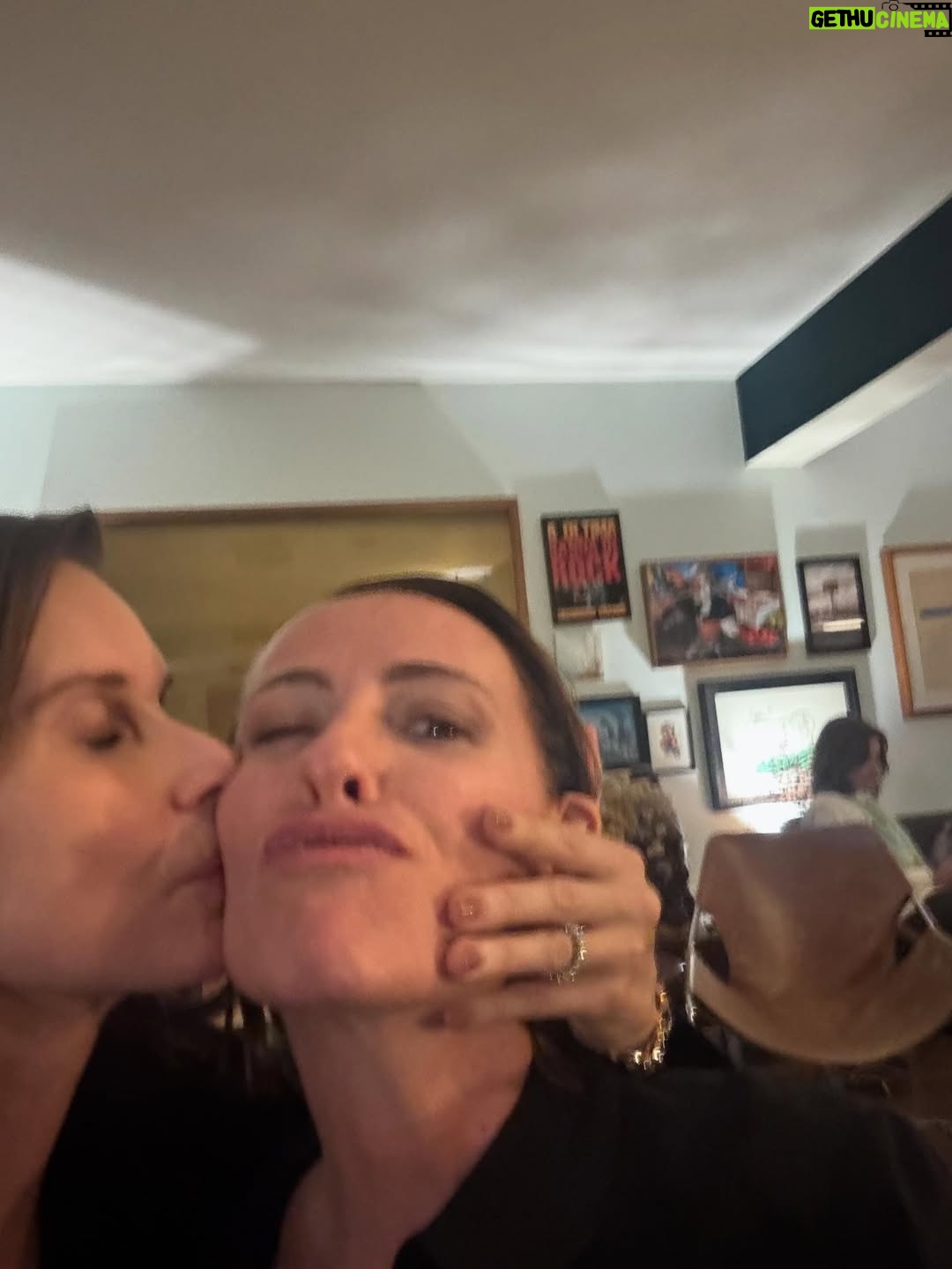 Paula Burlamaqui - 1.6K Likes - Quem disse que não existe amor em SP? Existe sim, e muito! #amigos queridos!❤️ @paulalavigne @moniquegardenbergoficial @isabelteixeira @caetanoveloso @annapsb @verazimmermann @jorgefarjalla @andrenutrichef @lp.montenegro @anasurani @claudiaodorissio @luramanzini #amigoétudonessavida