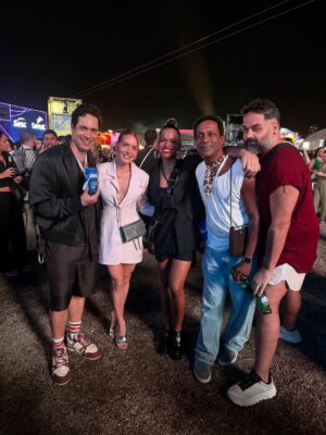 Paula Burlamaqui Instagram - Festa da firma @tvglobo com essa gente que eu amo @jeniffer_nascimento @rainercadete @moniquealfradique @bernardo___portugal @dadado77 @flaviotolezani @luismirandaator @eribertoleao72 @_bettygofman @adrianamattar #100anosdehistória