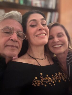 Paula Burlamaqui Instagram - @caetanoveloso meu amigo querido , que sorte ter vc na minha vida todos esses anos,feliz niver tudo de melhor, te amo❤️