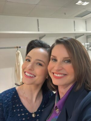 Paula Burlamaqui Instagram - Tem gente torcendo pra que meu personagem Sonia seja mãe de Estela representado por essa linda @larissamanoela na novela @etamundoomelhor , ja saiu ate em alguns sites na internet, eu ia adorar e vocês?
