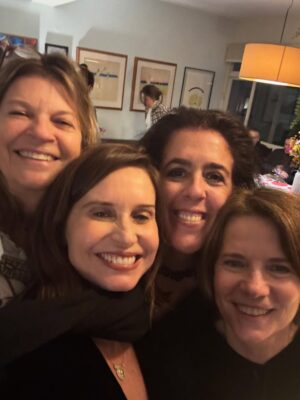 Paula Burlamaqui Instagram - Quem disse que não existe amor em SP? Existe sim, e muito! #amigos queridos!❤️ @paulalavigne @moniquegardenbergoficial @isabelteixeira @caetanoveloso @annapsb @verazimmermann @jorgefarjalla @andrenutrichef @lp.montenegro @anasurani @claudiaodorissio @luramanzini #amigoétudonessavida