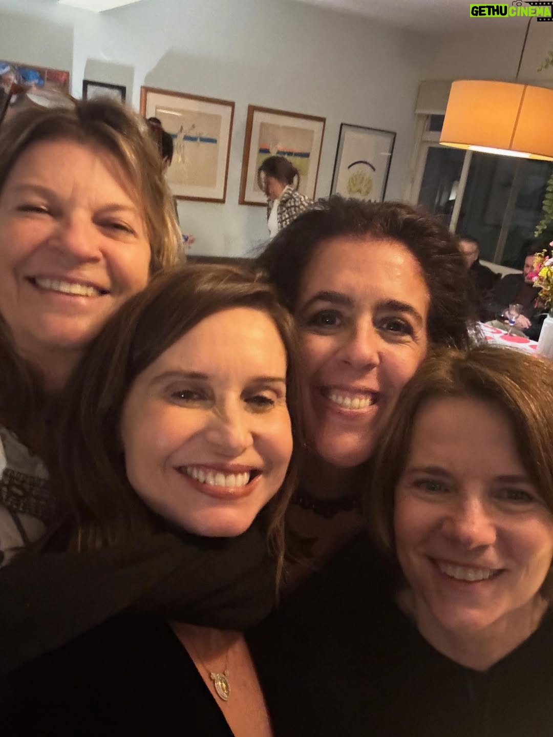 Paula Burlamaqui - 1.6K Likes - Quem disse que não existe amor em SP? Existe sim, e muito! #amigos queridos!❤️ @paulalavigne @moniquegardenbergoficial @isabelteixeira @caetanoveloso @annapsb @verazimmermann @jorgefarjalla @andrenutrichef @lp.montenegro @anasurani @claudiaodorissio @luramanzini #amigoétudonessavida