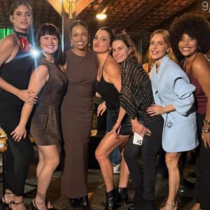 Paula Burlamaqui Instagram - Estreia @etamundoomelhor , que delicia, estamos todos muitos felizes, obrigada @walcyrcarrasco Mauro Wilson @amoramautner , que projeto lindo❤️ #etamundomelhor @tvglobo