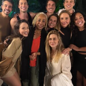 Paula Burlamaqui Instagram - Estreia @etamundoomelhor , que delicia, estamos todos muitos felizes, obrigada @walcyrcarrasco Mauro Wilson @amoramautner , que projeto lindo❤️ #etamundomelhor @tvglobo