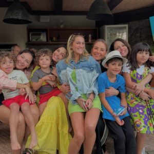 Paula Burlamaqui Instagram - Domingão com amigos, cachorros e crianças ta bom ou não ta?❤️❤️❤️❤️❤️❤️❤️❤️❤️❤️❤️ @heloisaperisse @emanuellearaujo @fabiulaa @luismirandaator @nandodiniz @lp.montenegro @jeniffer_nascimento @rainercadete @eva_atocha @luanamartau