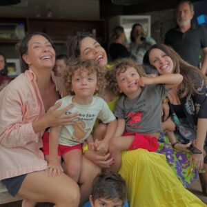 Paula Burlamaqui Instagram - Domingão com amigos, cachorros e crianças ta bom ou não ta?❤️❤️❤️❤️❤️❤️❤️❤️❤️❤️❤️ @heloisaperisse @emanuellearaujo @fabiulaa @luismirandaator @nandodiniz @lp.montenegro @jeniffer_nascimento @rainercadete @eva_atocha @luanamartau