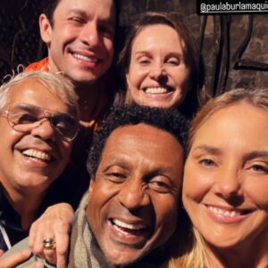 Paula Burlamaqui Instagram - Domingão com amigos, cachorros e crianças ta bom ou não ta?❤️❤️❤️❤️❤️❤️❤️❤️❤️❤️❤️ @heloisaperisse @emanuellearaujo @fabiulaa @luismirandaator @nandodiniz @lp.montenegro @jeniffer_nascimento @rainercadete @eva_atocha @luanamartau