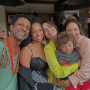 Paula Burlamaqui Instagram - Domingão com amigos, cachorros e crianças ta bom ou não ta?❤️❤️❤️❤️❤️❤️❤️❤️❤️❤️❤️ @heloisaperisse @emanuellearaujo @fabiulaa @luismirandaator @nandodiniz @lp.montenegro @jeniffer_nascimento @rainercadete @eva_atocha @luanamartau