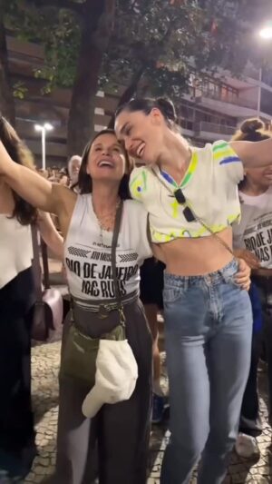 Paula Burlamaqui Instagram - Foi lindo ontem ,todos juntos pela pela democracia #naoapecdablindagem #nãoàanistia