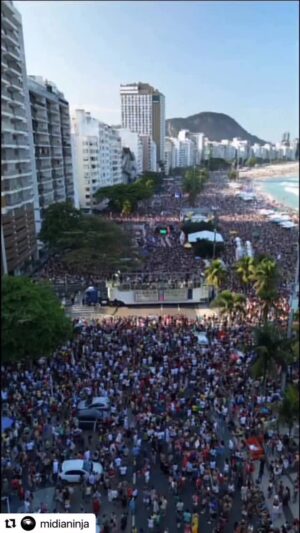 Paula Burlamaqui Instagram - Rio de janeiro presente! #nãoàanistia #naoapecdablindagem