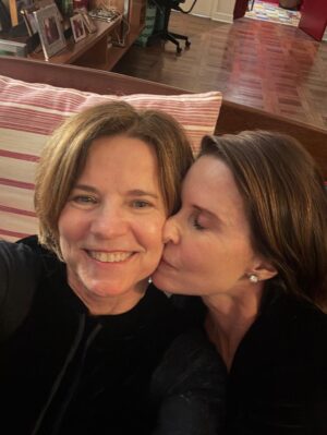 Paula Burlamaqui Instagram - Quem disse que não existe amor em SP? Existe sim, e muito! #amigos queridos!❤️ @paulalavigne @moniquegardenbergoficial @isabelteixeira @caetanoveloso @annapsb @verazimmermann @jorgefarjalla @andrenutrichef @lp.montenegro @anasurani @claudiaodorissio @luramanzini #amigoétudonessavida