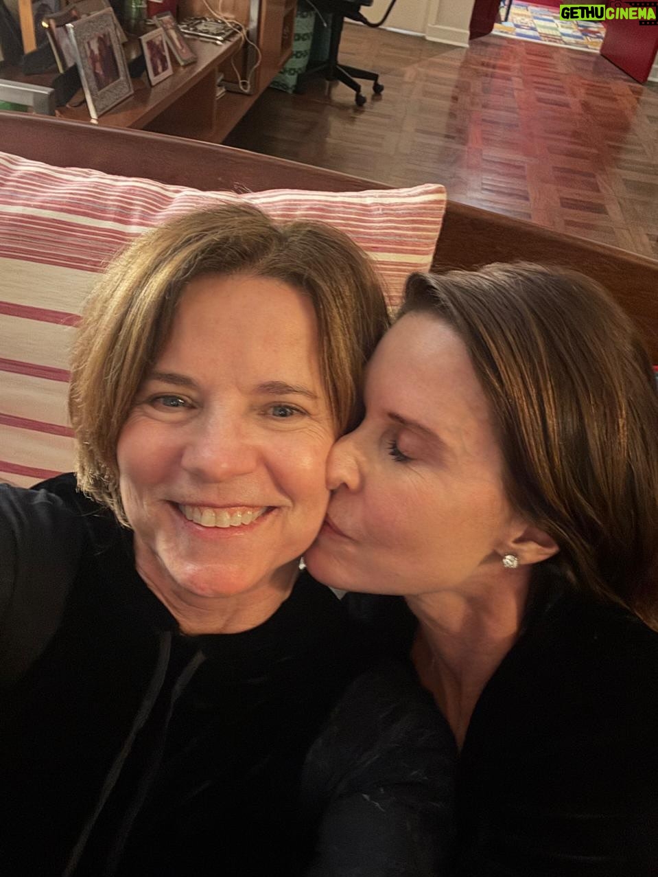 Paula Burlamaqui - 1.6K Likes - Quem disse que não existe amor em SP? Existe sim, e muito! #amigos queridos!❤️ @paulalavigne @moniquegardenbergoficial @isabelteixeira @caetanoveloso @annapsb @verazimmermann @jorgefarjalla @andrenutrichef @lp.montenegro @anasurani @claudiaodorissio @luramanzini #amigoétudonessavida