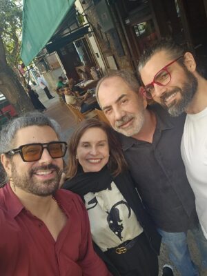 Paula Burlamaqui Instagram - Quem disse que não existe amor em SP? Existe sim, e muito! #amigos queridos!❤️ @paulalavigne @moniquegardenbergoficial @isabelteixeira @caetanoveloso @annapsb @verazimmermann @jorgefarjalla @andrenutrichef @lp.montenegro @anasurani @claudiaodorissio @luramanzini #amigoétudonessavida