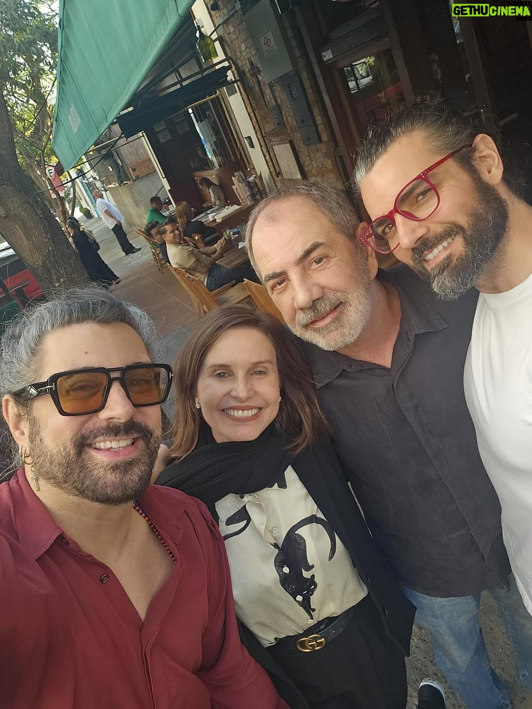 Paula Burlamaqui - 1.6K Likes - Quem disse que não existe amor em SP? Existe sim, e muito! #amigos queridos!❤️ @paulalavigne @moniquegardenbergoficial @isabelteixeira @caetanoveloso @annapsb @verazimmermann @jorgefarjalla @andrenutrichef @lp.montenegro @anasurani @claudiaodorissio @luramanzini #amigoétudonessavida