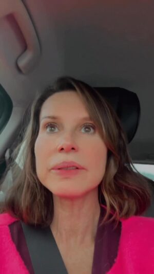 Paula Burlamaqui Instagram - Obrigada sr prefeito @airtonsouzars por estender o prazo do fechamento do abrigo Palmira Gobbi vamos agora tentar minha gente , divulguem a feirinha de adocao e os caezinhos que ainda estão lá #juntossomosfortes #adocaoresponsavel