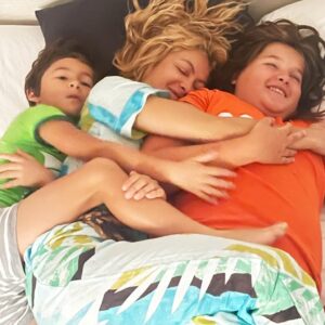 Paulina Rubio Instagram - Feliz dia de las madres š. #mispollitosš£ Mama, imposible explicar cuanto te extraƱo. #diadelasmadres