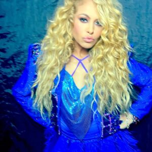 Paulina Rubio Instagram - Que mejor manera de festejar que cantando a una sola voz ! Yo no soy esa mujer …..💜💜💜