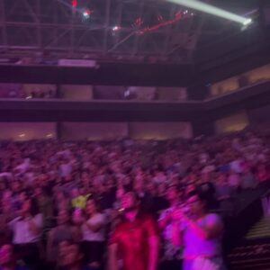 Paulina Rubio Instagram - Que mejor manera de festejar que cantando a una sola voz ! Yo no soy esa mujer …..💜💜💜